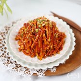 손으로 정성스럽게 무쳐내면 더 맛있습니다. 류수영 씨는 손으로 무칠 때 양념이 더 잘 스민다고 강조합니다.