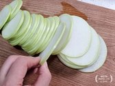 무의 한쪽 면을 편하게 잘라 안정적으로 0.2~0.3cm 두께로 얇게 썰어줍니다. 고르게 채 썰어 양념이 잘 묻도록 준비합니다.