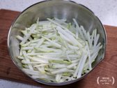 대파는 길게 반으로 자른 후 잘게 썰어 준비합니다. 쪽파를 사용해도 좋습니다.