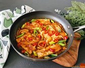 어남선생 레시피의 두부조림은 달큰한 풍미와 매콤한 맛으로 밥도둑 반찬으로 적합합니다.