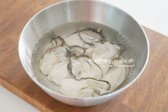 살살 흔들어 세척하면서 불순물이 나오면, 서너 번 헹구어 씻어줍니다. 물에 오래 담그거나 많이 헹구면 맛이 빠져 싱거워질 수 있으니 과도하게 씻지 않도록 주의하세요.