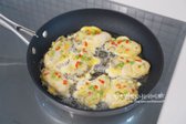 달군 팬에 식용유를 넉넉히 두르고 전을 하나씩 올려줍니다. 중약불에서 앞뒤로 노릇노릇하게 구워 속까지 촉촉하게 익히면 완성됩니다.