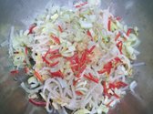 숙주의 물기를 손으로 짠 뒤 믹싱 볼에 담고, 참기름 2티스푼·간 마늘 1티스푼·맛소금 1/3티스푼·손질한 대파·홍고추를 넣어 고루 버무립니다.