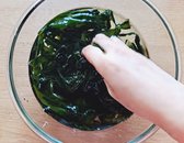 건미역 20g을 20~30분 불린 후 3~4번 헹구어 물기를 제거하고, 먹기 좋은 길이로 자릅니다.