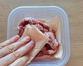 국거리용 소고기는 양지, 사태, 목심 중 선택하고, 키친타월로 핏물을 제거해 준비합니다.