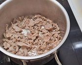냄비에 참기름 2큰술을 두르고 소고기를 중강불에서 겉면이 익을 때까지 볶아줍니다.