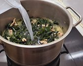 미역에 쌀뜨물 1.5리터를 붓고, 물 대신 육수를 사용하면 깊은 맛을 더할 수 있습니다.