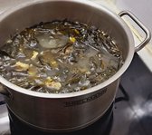 뚜껑을 덮고 센 불에서 끓이다가, 중불로 줄여 30분간 끓이고 뚜껑을 열어 10분 더 끓입니다.