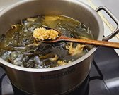 다진 마늘 1큰술을 넣고 약불에서 10~20분 더 끓이며, 부족한 간은 참치액젓과 소금으로 맞춥니다.