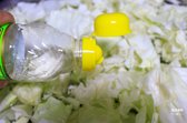 양배추를 큰 대야에 담고 물을 가득 부은 뒤 식초 2스푼을 넣고 5분 정도 두세요. 그런 다음 흐르는 물에 2~3번 씻어 물기를 제거합니다.