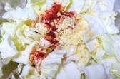 양배추에 고추가루 50g, 다진 마늘 3.5스푼을 넣어주세요.