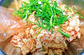 양배추를 잘 버무린 후 쪽파도 넣어 섞어주세요.