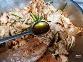 마지막으로 식초 2스푼과 참기름 2스푼을 넣어주세요. 새콤함과 감칠맛이 더해집니다.