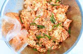마지막으로 통깨를 솔솔 뿌리면 맛있는 양배추 김치가 완성됩니다. 양배추 겉절이는 아삭한 식감과 달콤한 향이 특징이며, 새콤매콤한 맛이 일품입니다.