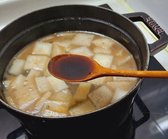 물 1.5리터와 액젓 2큰술, 국간장 1큰술을 넣고 끓인 후, 중불로 줄여 10~15분간 끓입니다.