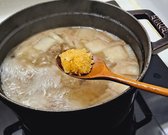 끓이는 동안 생기는 거품을 제거하고, 무가 투명해질 때까지 약 10분 정도 더 끓여 국물이 맑아지도록 합니다.