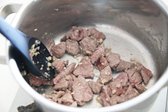 냄비에 핏물 제거한 소고기 양지, 다진 마늘 1큰술, 소금 약간, 후춧가루 약간, 참기름 1큰술을 넣고 핏물이 보이지 않도록 볶아 밑간합니다.