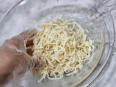 마요네즈 2스푼을 넣어 진미채를 부드럽게 버무립니다. 맛술로 대체해도 비린 맛을 잡을 수 있습니다.