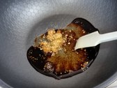 팬에 다진 마늘 1스푼, 황설탕 1스푼, 진간장 2스푼, 올리고당 1스푼, 맛술 1스푼을 넣어 약불에서 살짝 볶아줍니다.