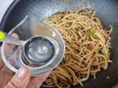 올리고당 2스푼과 물엿 1스푼을 넣어 달콤하게 코팅합니다. 참기름 1스푼과 참깨 1스푼으로 마무리합니다.