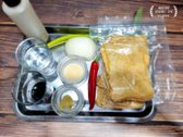 오늘은 납작한 어묵을 사용해 어묵채 볶음을 만들었어요. 기본 간장 양념으로 맛을 내지만, 매운맛을 원한다면 청양고추나 고춧가루를 추가하면 좋습니다.