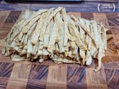 양파는 얇게 채썰고, 대파는 다져 준비하며 홍고추를 채썰어 색감을 더했습니다. 어묵은 1cm 두께로 잘랐는데, 볶으면 부풀어 오르니 조금 작게 자르는 게 좋습니다.