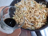 양념 넣고 조림하듯 볶습니다. 설탕, 다진 마늘, 간장, 물을 넣고 볶아주는데, 어묵이 수분을 잘 흡수하므로 부족하면 물을 추가해 주세요. 간이 부족하면 간장으로, 짠맛이면 물로 조절합니다.