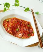 완성된 갈치조림에 고추를 곁들여 매콤하고 감칠맛 나는 조림을 완성하며, 밥도둑으로 제격입니다.