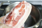 고기의 살코기 부분에 깊게 칼집을 내어 맛이 배도록 합니다.