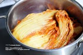 냄비에 고기를 담고 묵은지로 덮습니다. 쌀뜨물에 된장 반 큰술을 풀어 소스를 붓습니다.