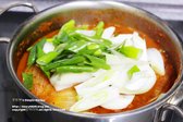 간을 보고 부족하면 액젓이나 소금으로 조절합니다. 양파와 대파를 썰어 올리고 10분 더 조리합니다.