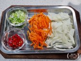 대파는 반으로 잘라 총총 다지고, 청양고추와 홍고추는 길게 자른 뒤 잘게 다집니다. 양파와 당근은 얇게 채 썰어 부재료로 준비합니다.