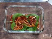 깻잎 한 장에 양념장 한 숟갈씩 살짝 묻혀 고루 묻히지 않도록 주의하며, 켜켜이 쌓아 반찬통에 담습니다.