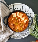 돼지고기 김치찌개는 오래 끓일수록 진한 풍미가 더해져, 따뜻한 밥과 함께 온 가족이 즐길 수 있는 든든한 한 끼가 됩니다.