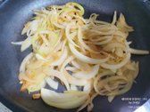 팬에 버터를 녹여 양파를 볶아 고소한 풍미를 더합니다. 양파는 갈색빛이 돌 때까지 혹은 투명해질 때까지 볶아줍니다.