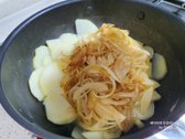 양파를 볶는 동안 감자가 익으면 믹서기나 핸드 블렌더로 감자와 양파를 우유와 함께 갈아줍니다.