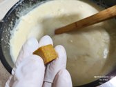 치킨스톡과 소금으로 간을 맞추고, 마지막에 체더치즈를 넣어 감칠맛과 고소함을 더합니다.