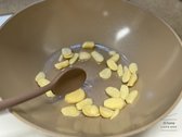 팬에 기름을 넉넉히 두르고 마늘부터 볶아 향을 내줍니다. 기름에 튀기듯 볶으면 더 맛있어져요.