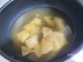 멸치육수는 무, 국물용 멸치 10마리, 양파로 준비하며, 다시마 없이도 시원한 맛을 냅니다.