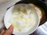 끓기 시작하면 양파를 넣어 단맛과 아삭한 식감을 더합니다.