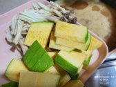 느타리버섯과 둥근 호박도 빠르게 넣어 조리합니다.