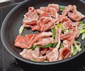 팬에 식용유 2큰술을 두르고 대파 흰 부분을 중불에서 볶아 향을 내주세요. 앞다리살을 넣어 센 불에서 노릇하게 볶고, 설탕 3큰술을 추가해 단맛을 더합니다.