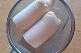 순두부는 반으로 잘라 체에 밭쳐 물기를 빼주면 찌개가 싱겁지 않고 맛이 깊어집니다.