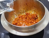 양념에 물 2컵(360ml)을 넣고 중강불에서 끓입니다. 육수를 사용하면 깊은 맛을 더할 수 있습니다.
