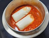 순두부를 양념에 넣고 끓입니다. 뚝배기에 옮기면 비주얼이 좋아집니다.
