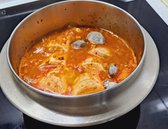 덩어리 순두부는 반으로 갈라 넣고, 바지락 15개를 함께 넣어 끓인 후 달걀을 조심히 올려 마무리합니다.