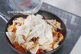 골고루 볶아지면 대파와 고추를 넣어 맛을 더합니다.