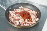 양념이 뭉치면 강불로 양배추와 당근, 양파를 넣고 정수물 1/4컵을 부어 농도를 맞춥니다.