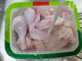 닭고기를 찬물로 빠르게 헹구어 뼈를 자른 부위의 불순물을 제거하고, 깨끗이 씻어주세요.