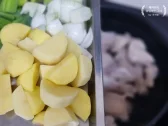양파와 감자를 함께 넣고 설탕과 맛술을 추가해 주세요. 설탕을 먼저 넣는 것이 포인트입니다.